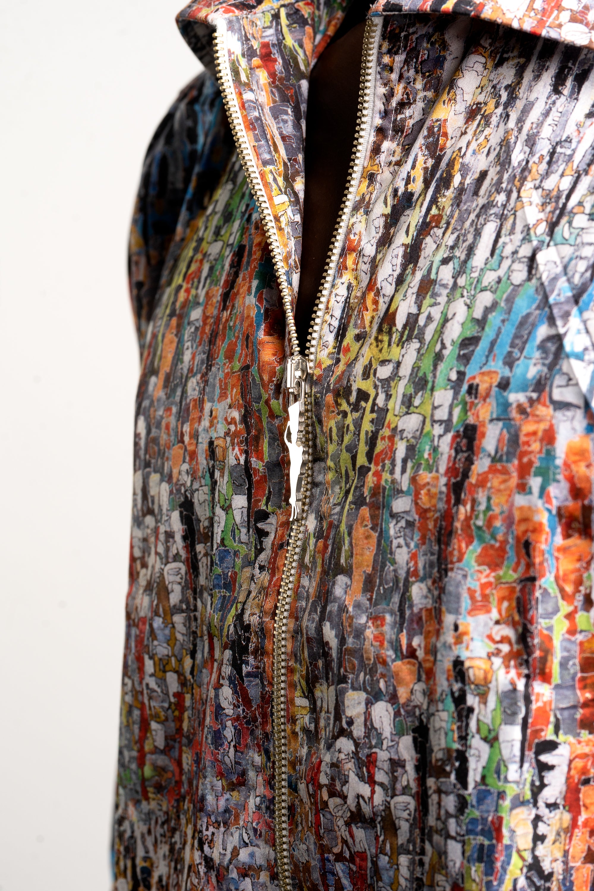 CAMISETA CON CREMALLERA - "PINTURA DE MULTITUD"