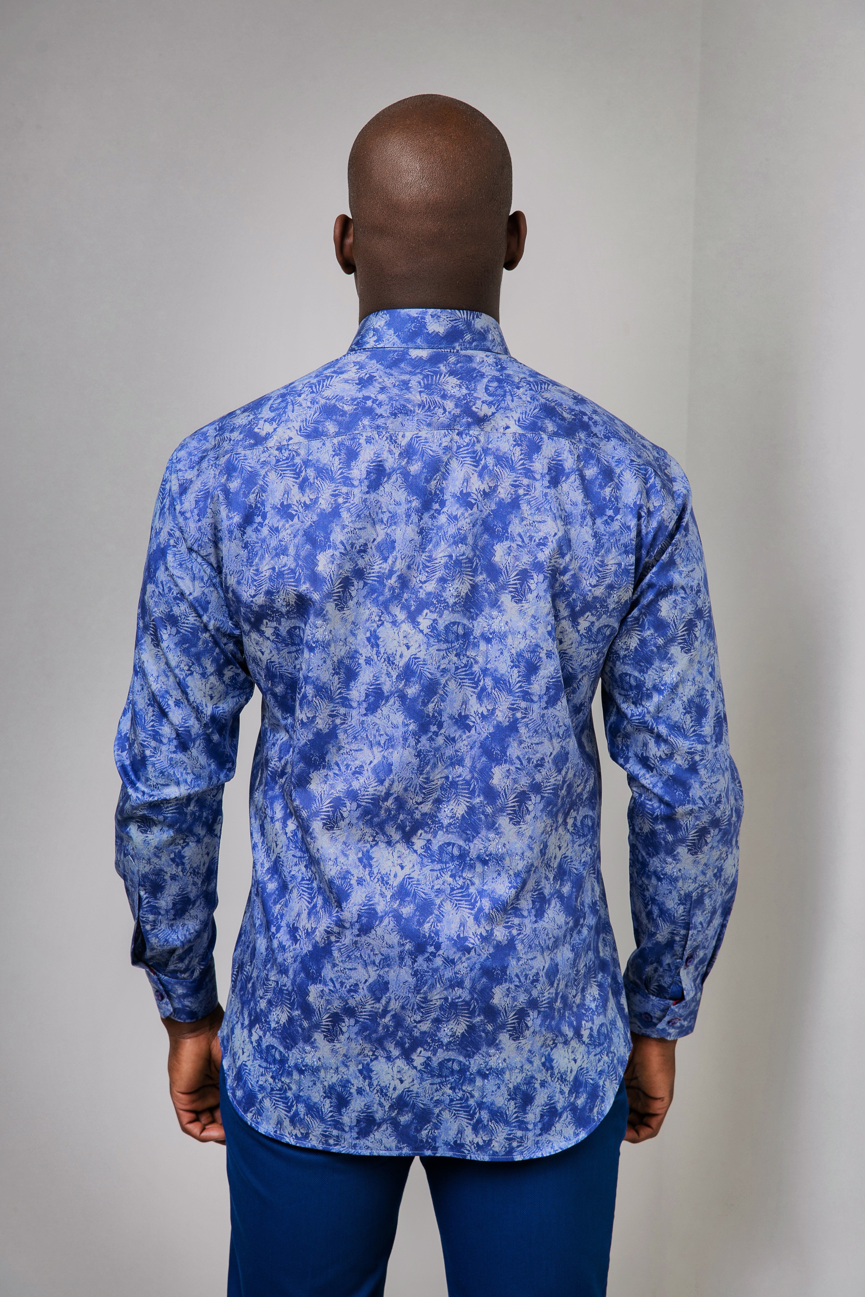 "ESTAMPADO DE HOJAS" - CAMISETA