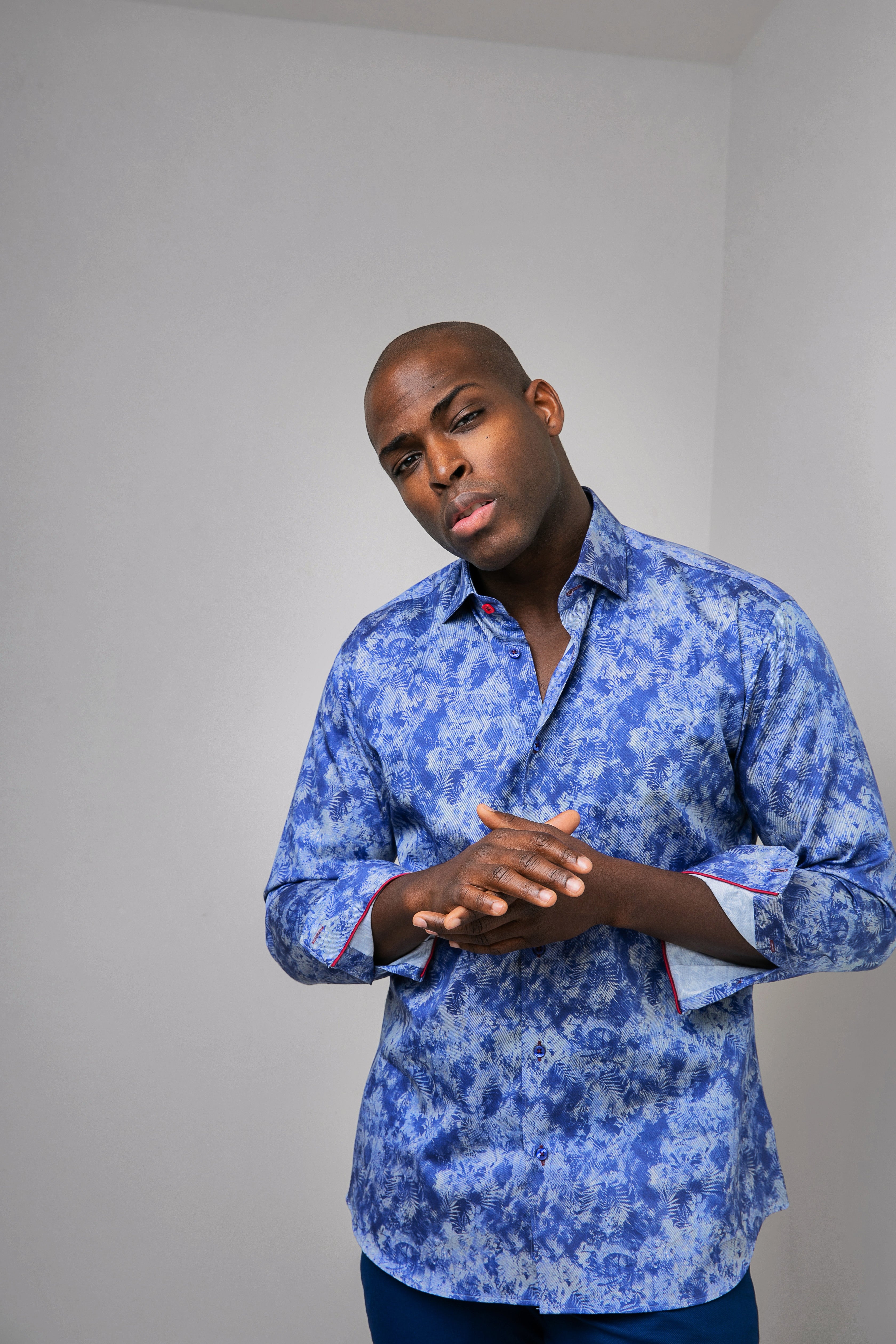 "ESTAMPADO DE HOJAS" - CAMISETA